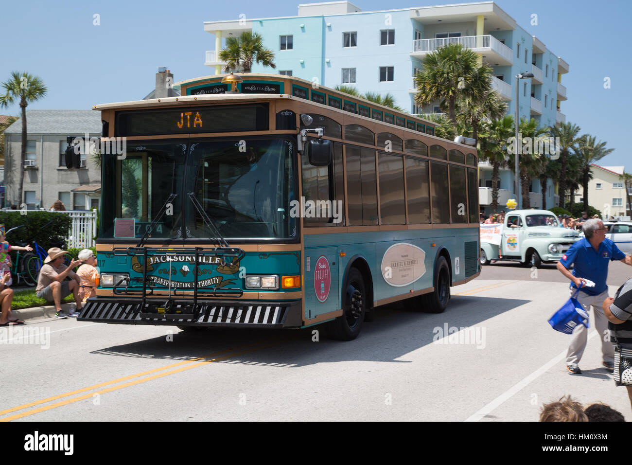 Autobus di città in una apertura di spiagge Parade Foto Stock