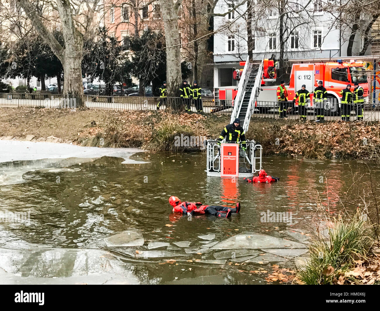 Stuttgart, Germania - 25 Gennaio 2017: il corpo dei vigili del fuoco di Stoccarda è condurre un esercizio di salvataggio di un uomo la rottura in un lago ghiacciato in inverno Foto Stock