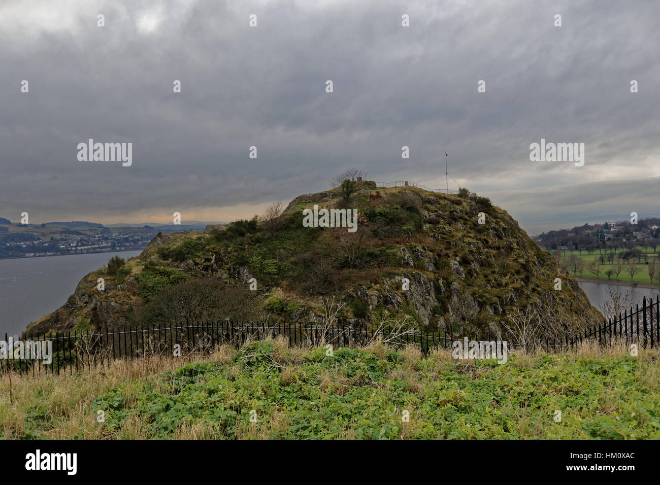 Torre bianca rupe il punto più alto sulla roccia, Dumbarton Castle in Scozia. Si affaccia sulla cittadina Scozzese di Dumbarton Foto Stock