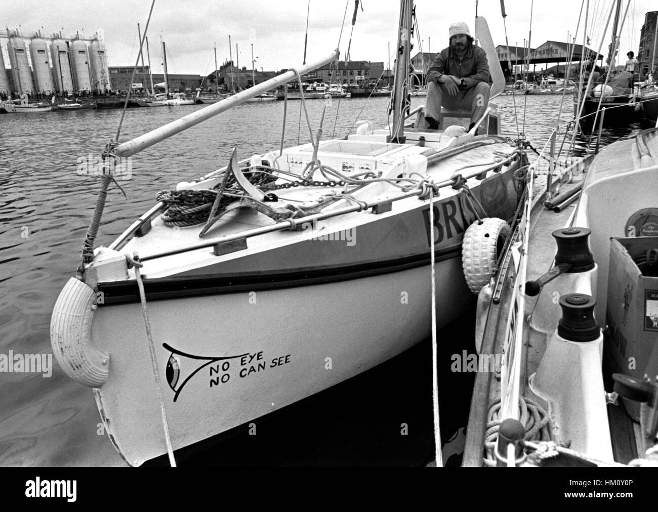 AJAXNETPHOTO. 5Giugno, 1976. PLYMOUTH in Inghilterra. - OSTAR 1976 - voce svedese BRIS SKIPPER DA SVEN LUNDIN raffigurato nella MILBAY DOCKS, NON HA AVUTO INIZIO. Foto:JONATHAN EASTLAND/AJAX REF:2760506 11 Foto Stock