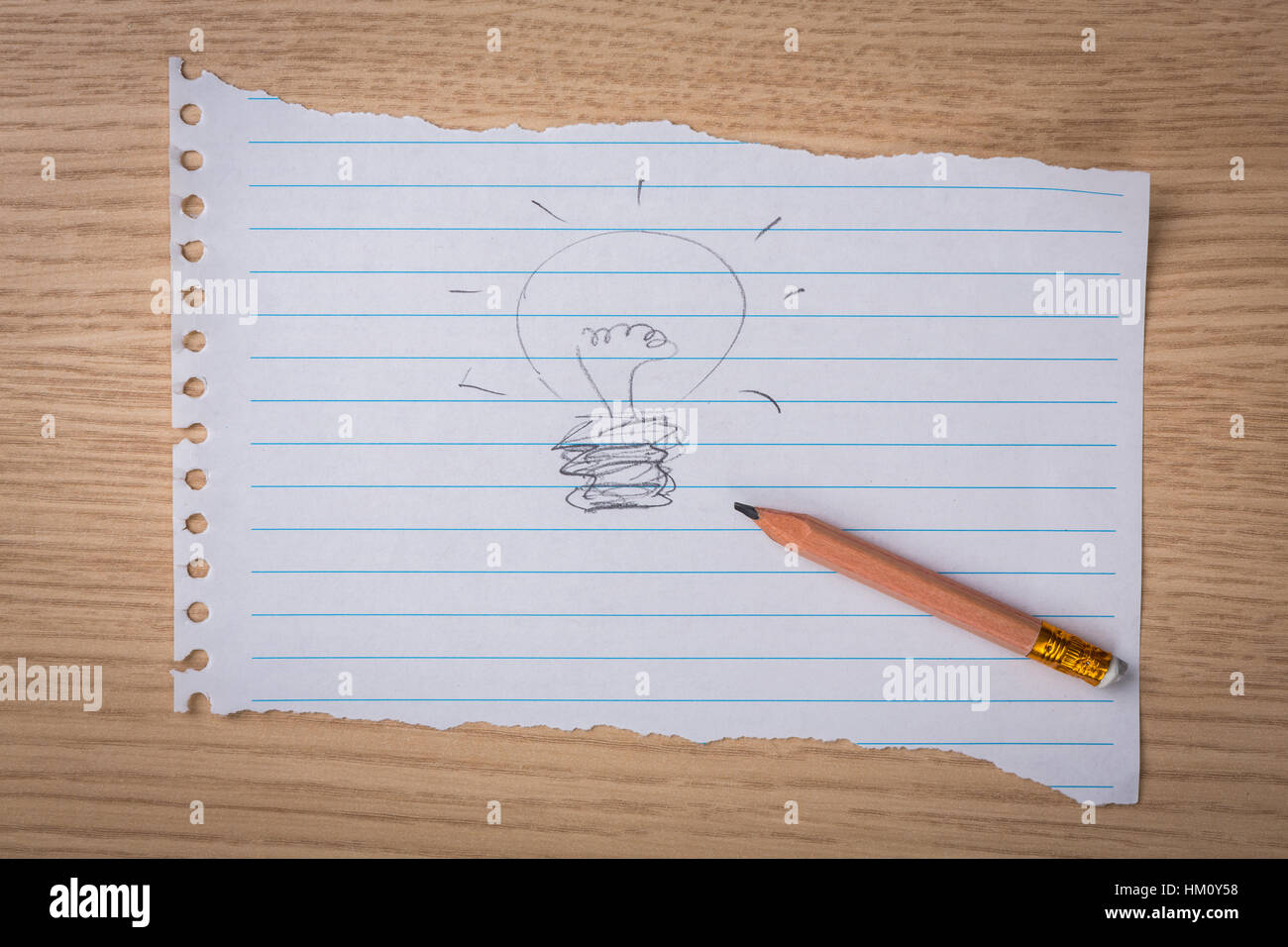 Disegnato a mano lampadina luce su carta con matita Foto Stock