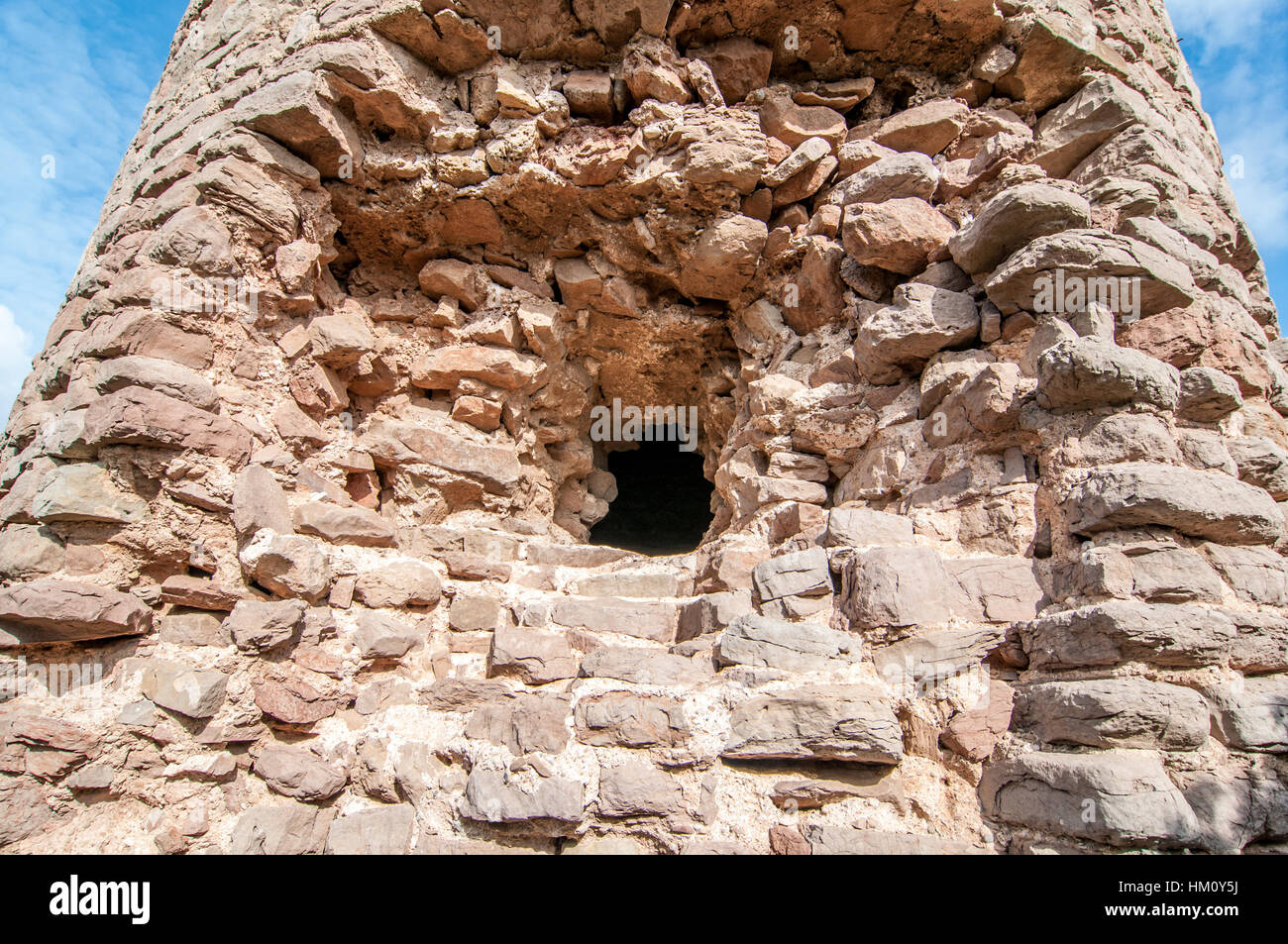 Muro di pietra di una torre del decimo secolo, Castellnou de Bages, Catalogna, Spagna Foto Stock