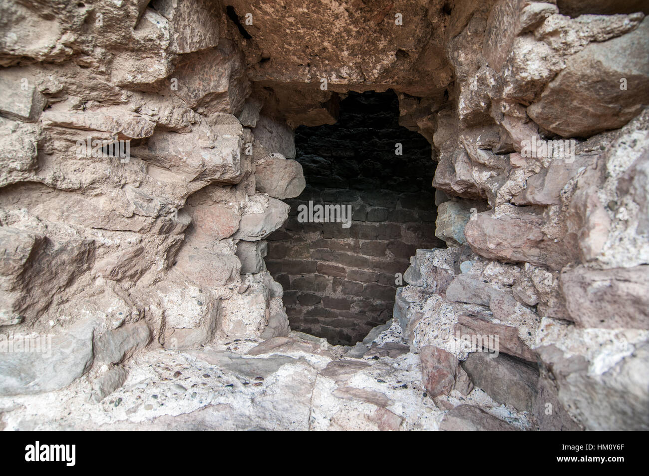 Muro di pietra di una torre del decimo secolo, Castellnou de Bages, Catalogna, Spagna Foto Stock