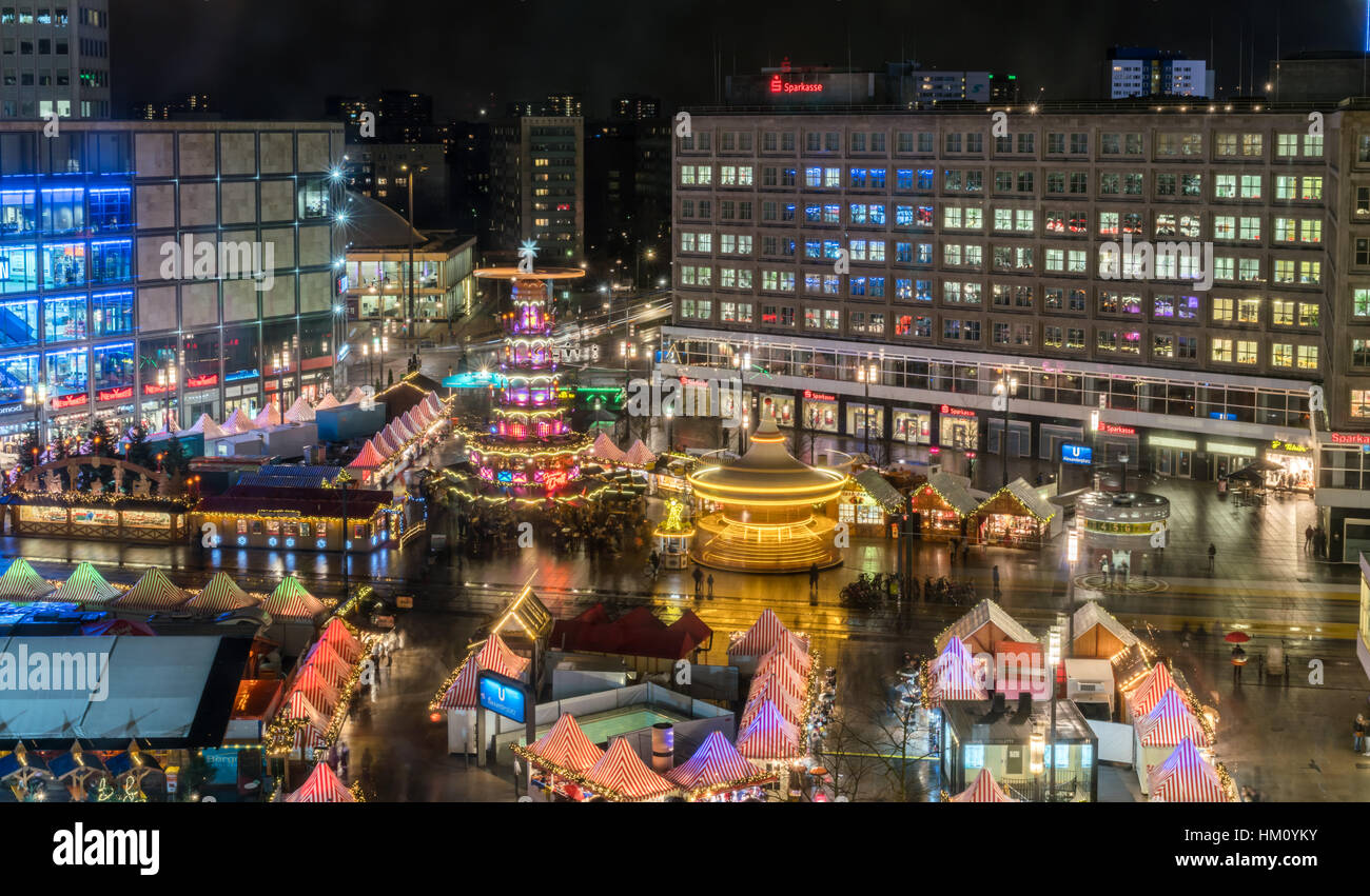 Berlino, Germania - 1 dicembre 2016: un affollato mercato di Natale in piazza Alexanderplatz di notte visto da Kaufhof Foto Stock