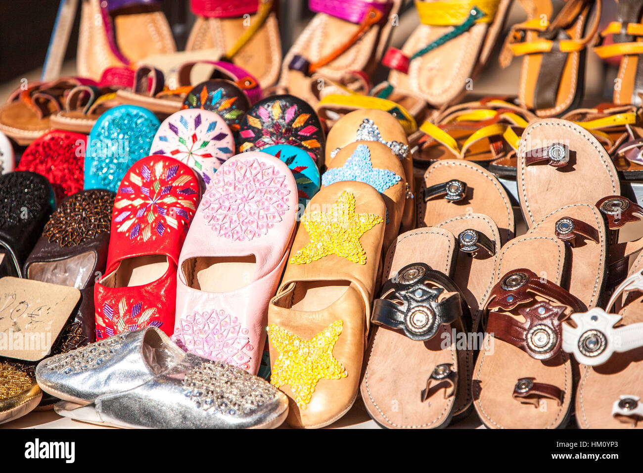 Colorate sandles in cuoio e calzature la vendita su un mercato francese in stallo Foto Stock
