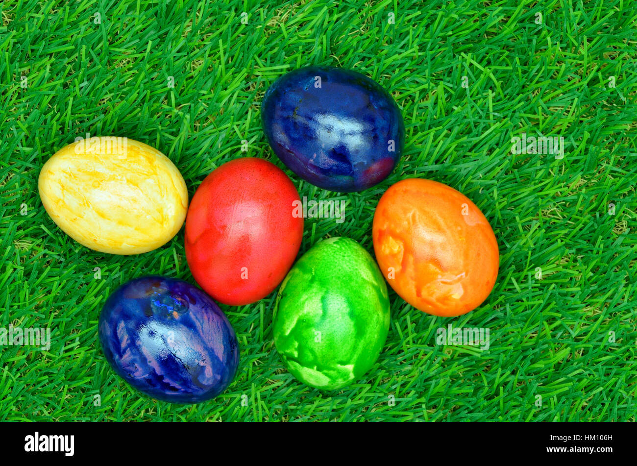 Colorate le uova di pasqua al di fuori su di erba verde, vicino fino Foto Stock
