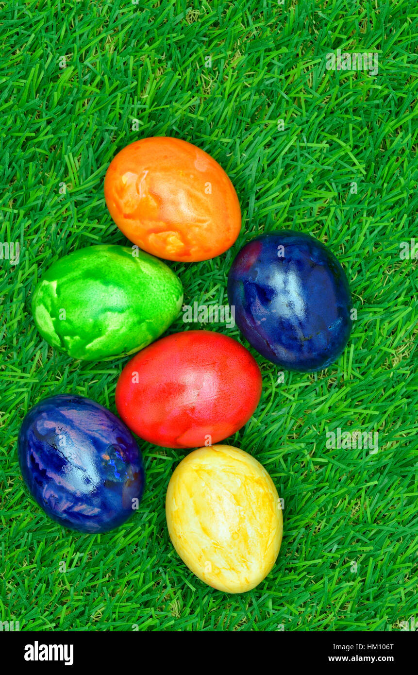 Colorate le uova di pasqua al di fuori su di erba verde, vicino fino Foto Stock