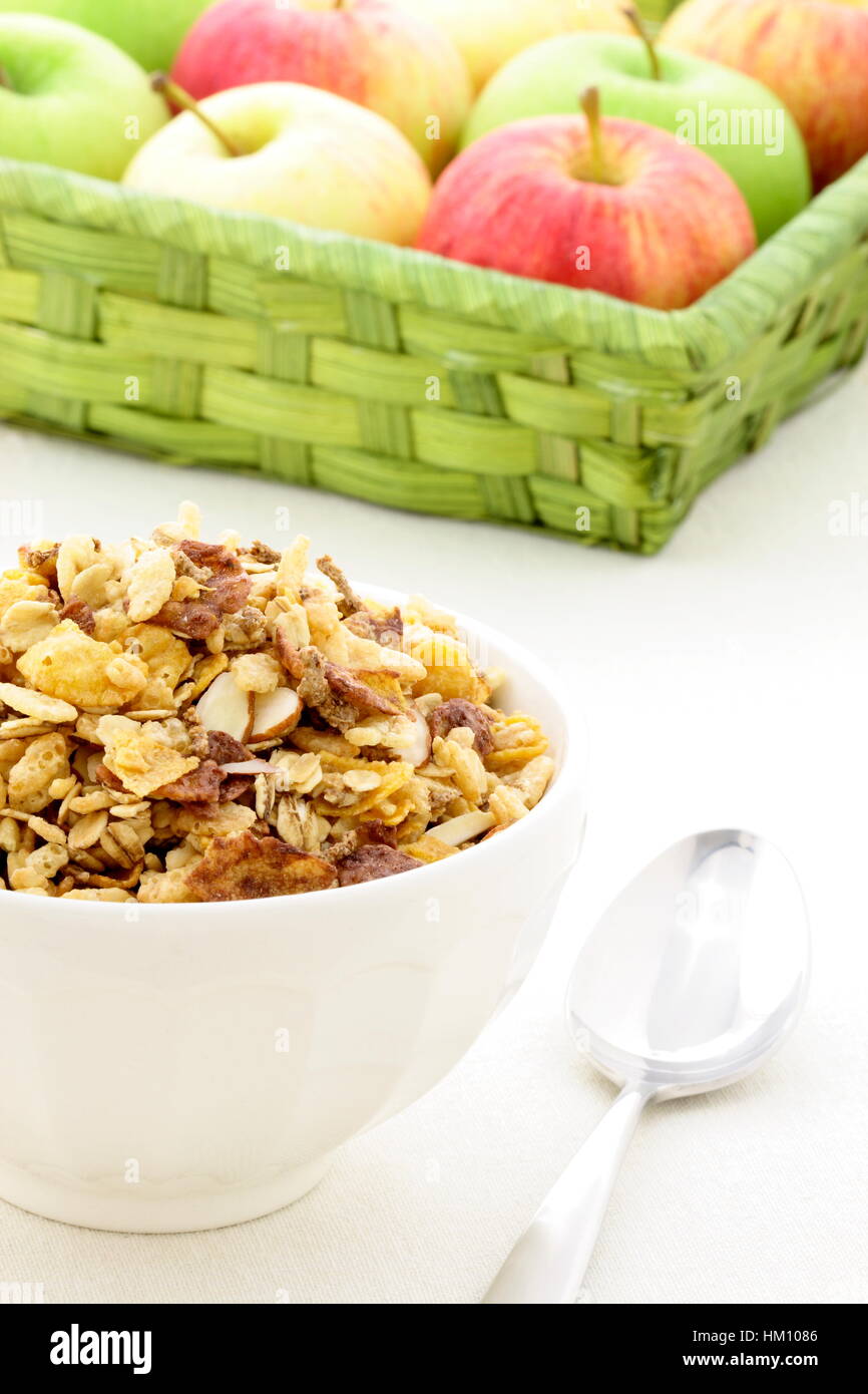 Delizioso e sano cornflakes al cioccolato e mandorle muesli muesli o prima colazione con frutta fresca. Foto Stock