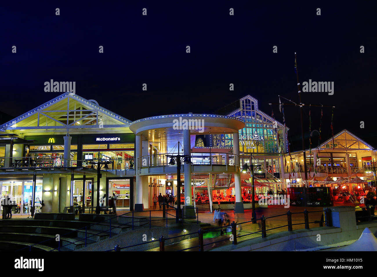 Victoria Wharf Shopping Mall, a V&A Waterfront al crepuscolo, Cape Town, Sud Africa Foto Stock