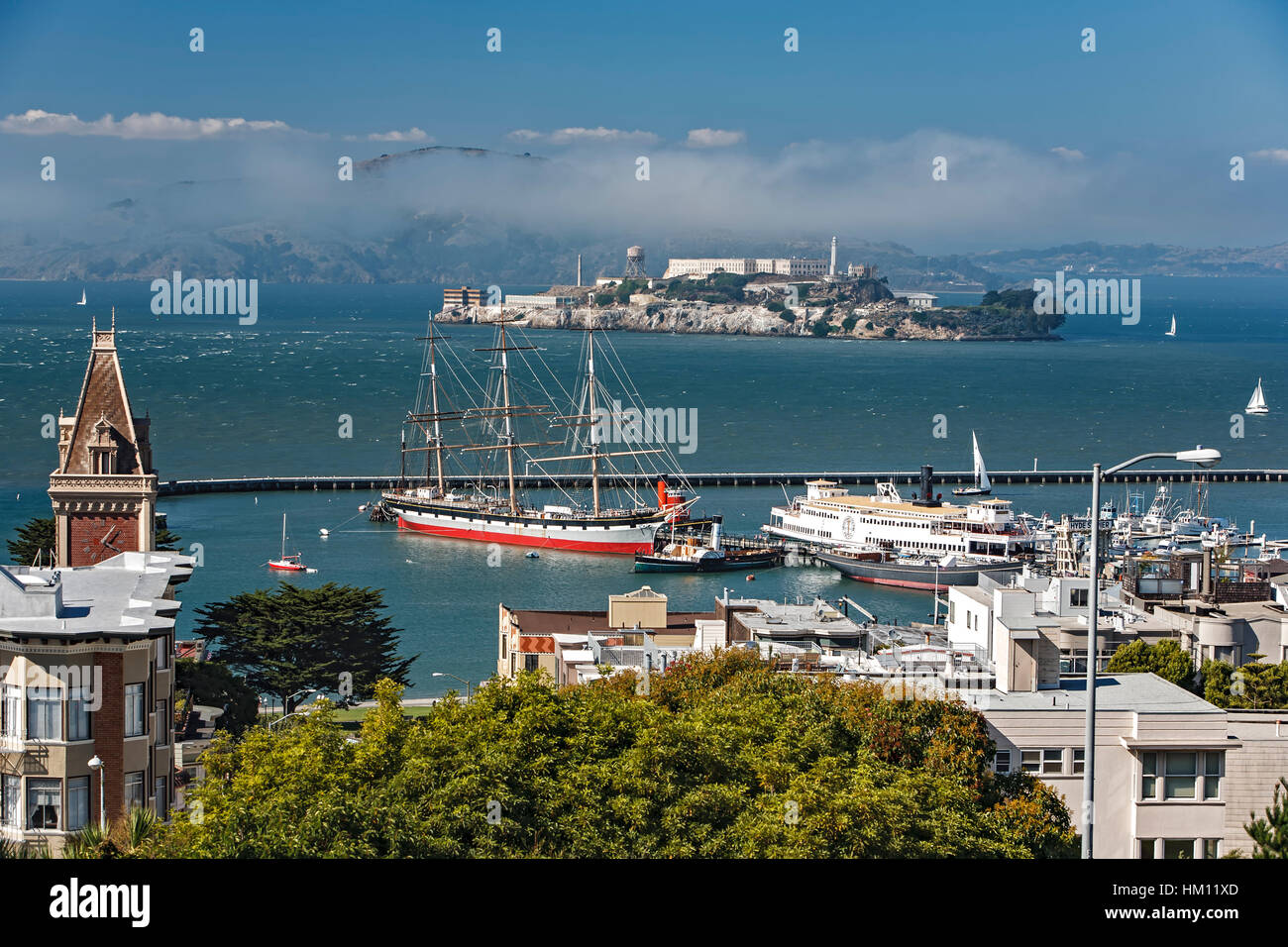 Isola di Alcatraz e la nave Balclutha, situato a San Francisco Maritime National Historical Park, San Francisco, California USA Foto Stock