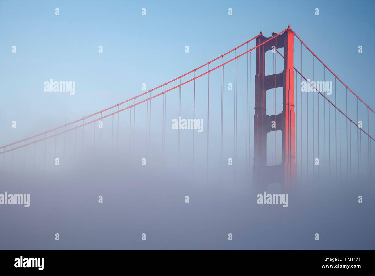 Il Ponte Golden Gate e la nebbia di San Francisco, California USA Foto Stock