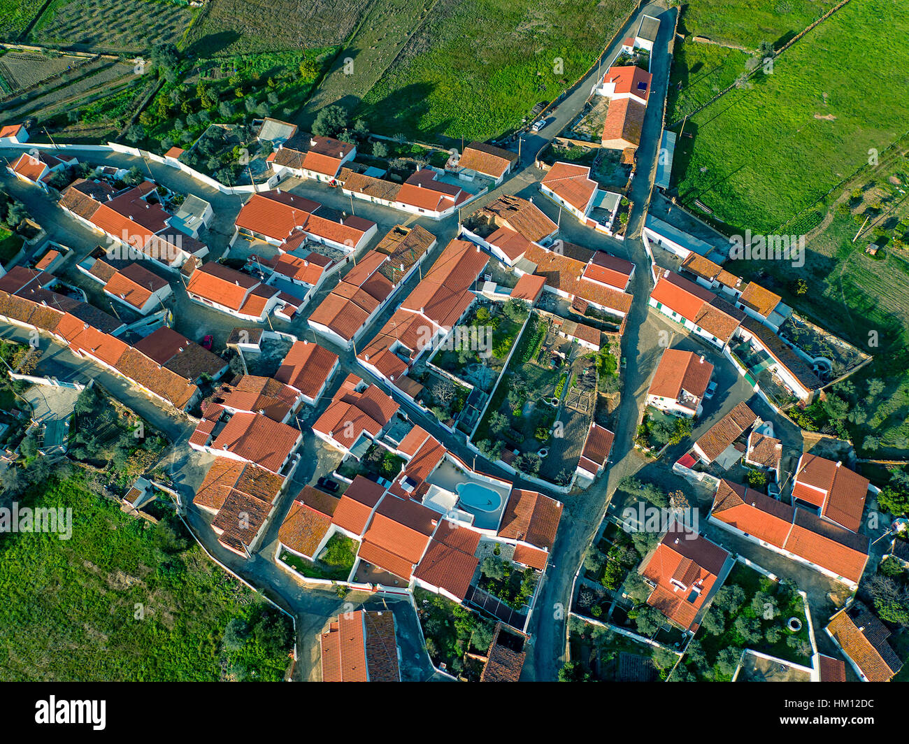 Vista aerea tegole rosse di tetti tipico villaggio, Portogallo Foto Stock