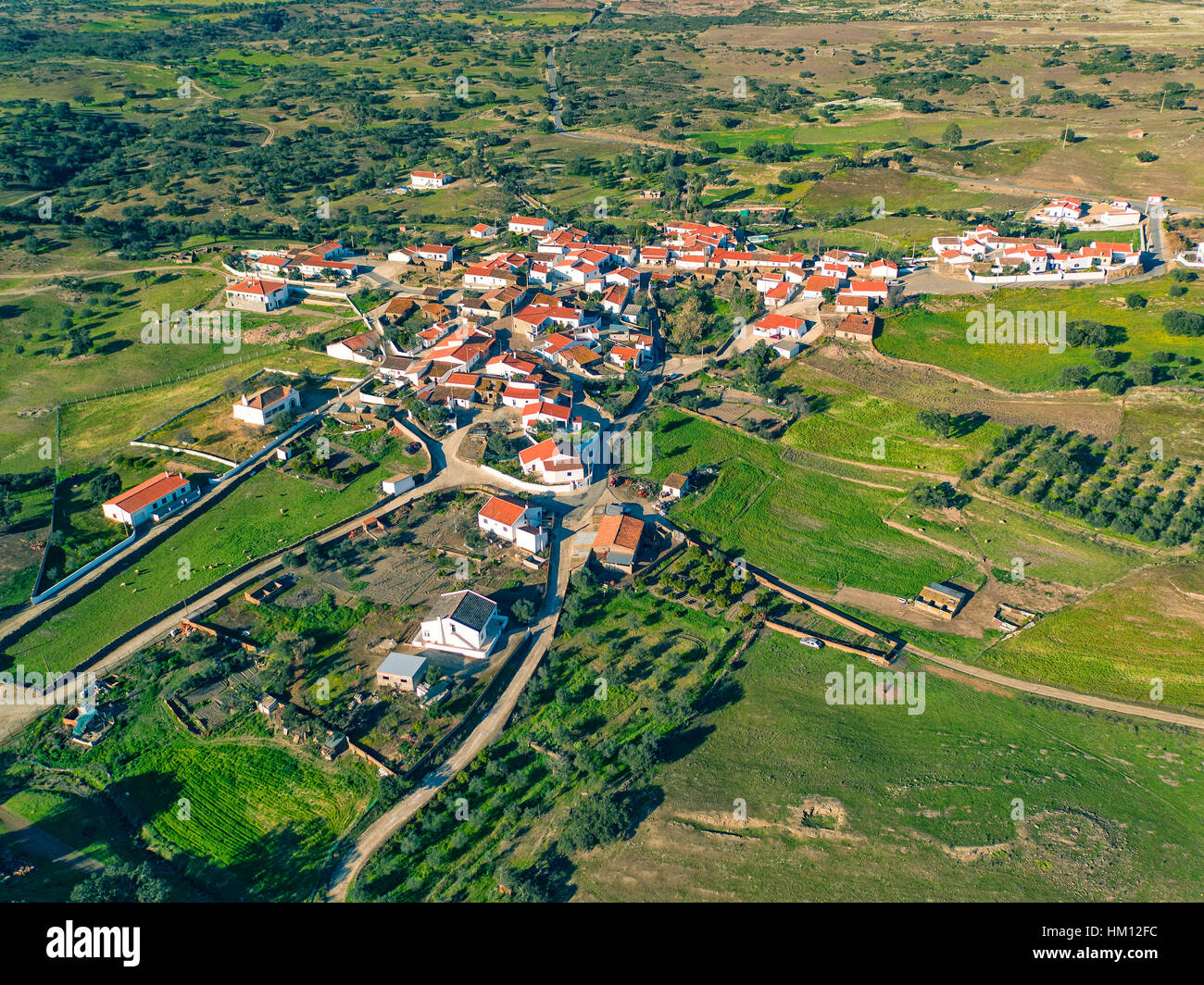 Vista aerea tegole rosse di tetti tipico villaggio, Portogallo Foto Stock