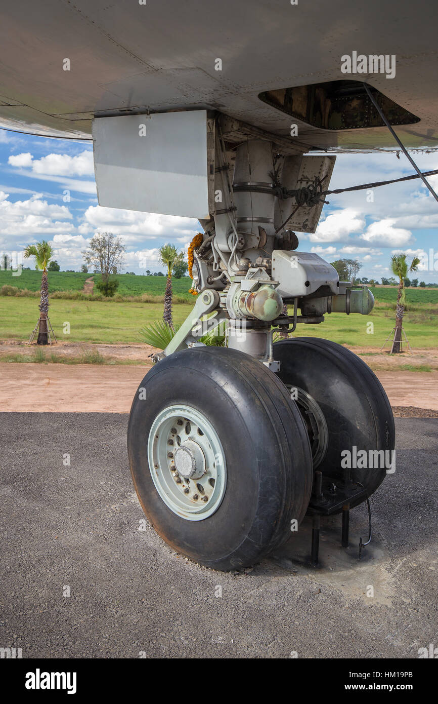 Chiusura del velivolo di grandi dimensioni ruote e carrello di atterraggio  Foto stock - Alamy