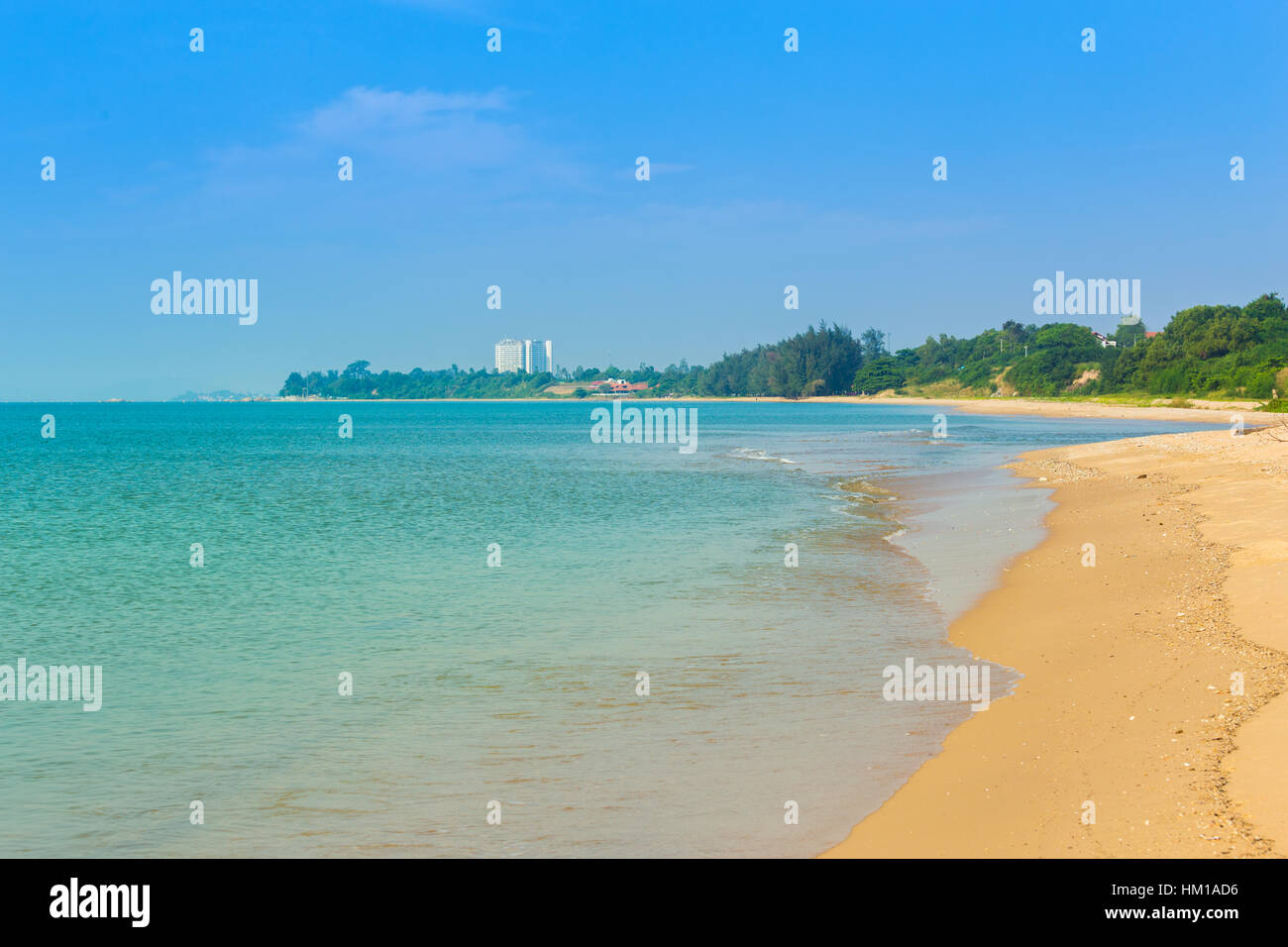 Sai Thong Beach con il cielo e il mare a Rayong Thailandia Foto Stock