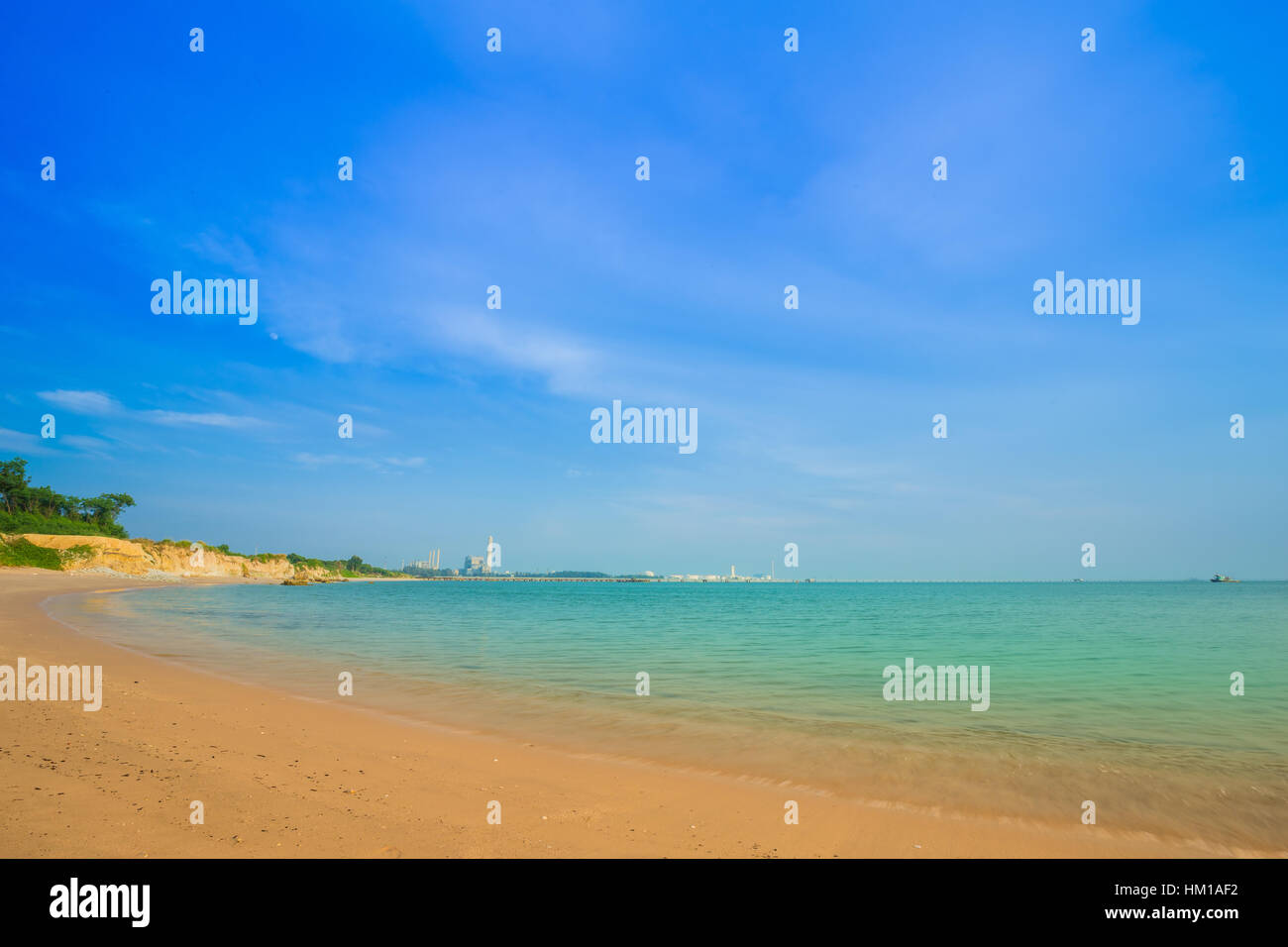 Sai Thong Beach con il cielo e il mare a Rayong Thailandia Foto Stock