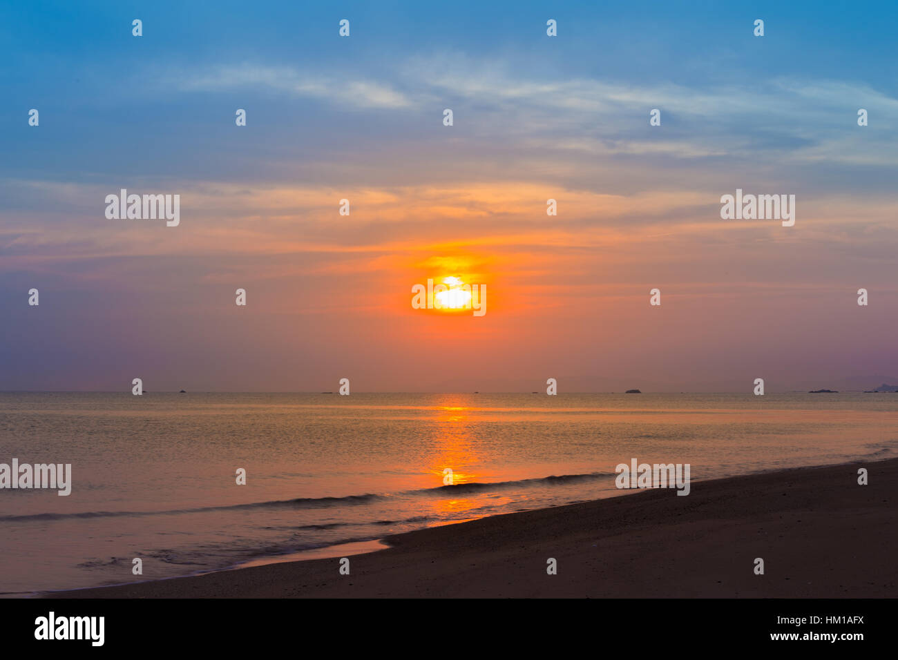Sai Thong Beach con il tramonto del sole, del mare al centro camilliano di Rayong Thailandia Foto Stock