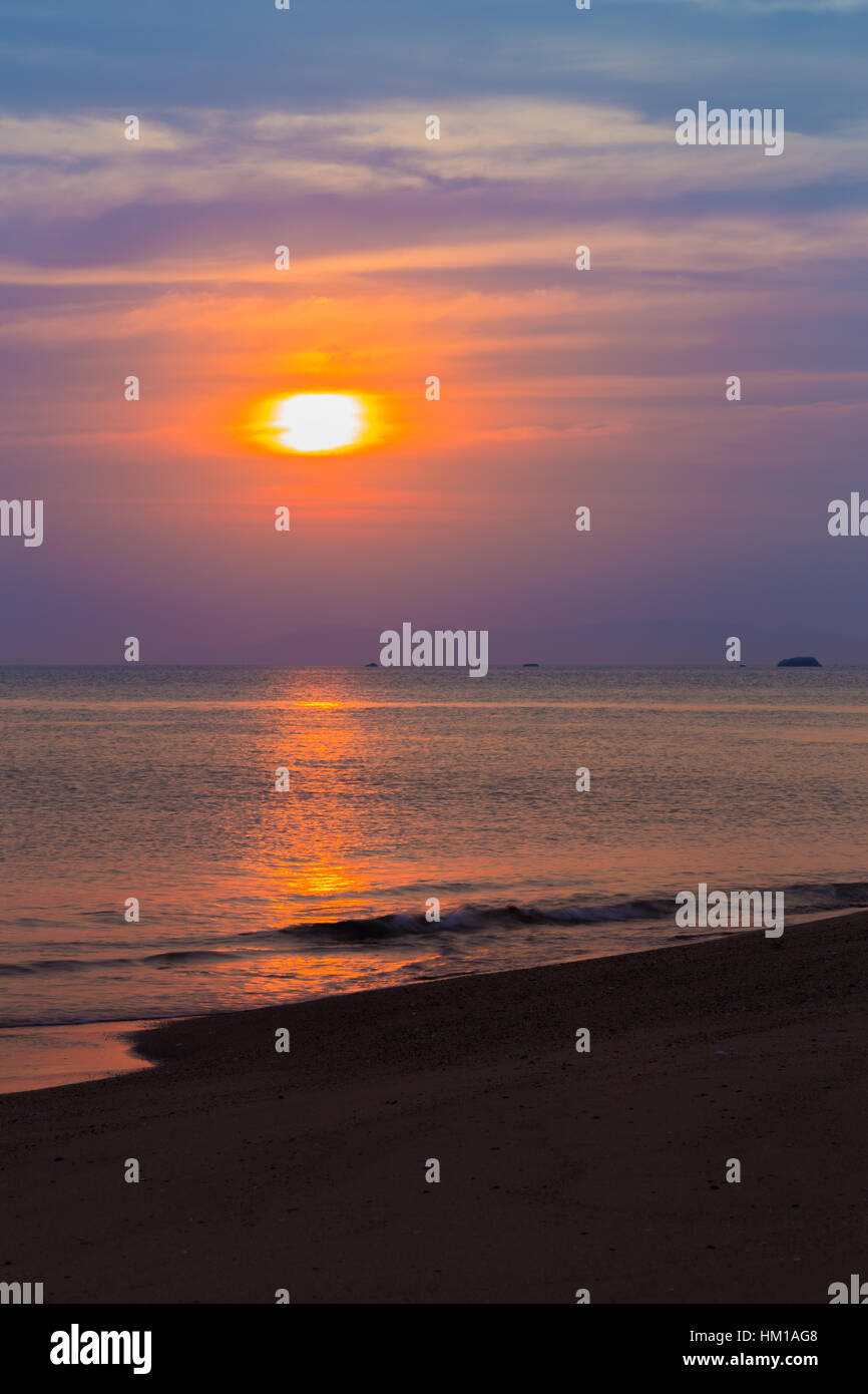 Sai Thong Beach con il tramonto del sole, del mare al centro camilliano di Rayong Thailandia Foto Stock