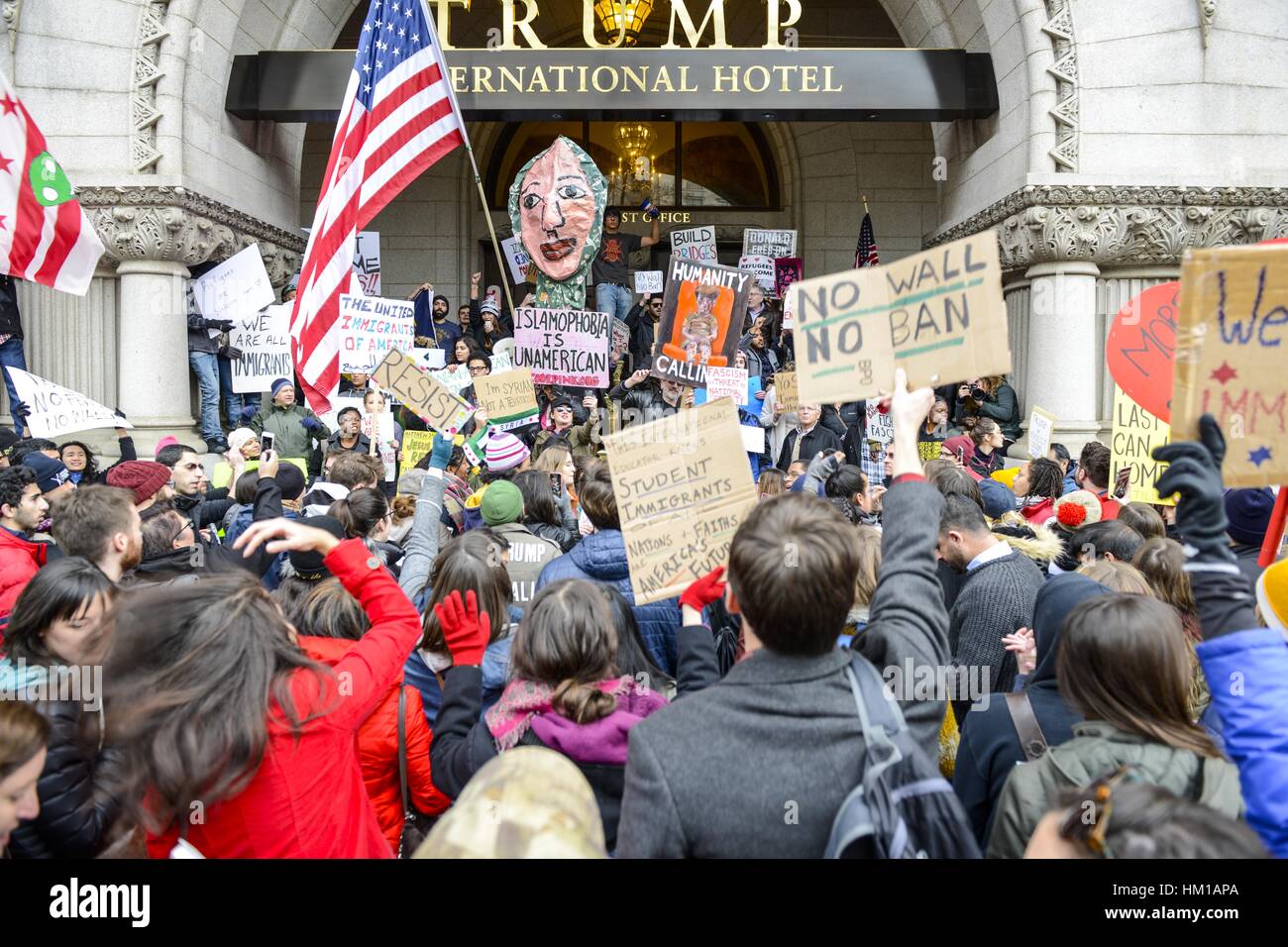 Washington, Stati Uniti d'America. 29 gen, 2017. I manifestanti si raccolgono al di fuori del Trump International Hotel durante la protesta a Washington D.C. I manifestanti a Washington e in tutto il paese si sono riuniti per protestare contro il presidente Donald Trump's ordine esecutivo salvo i cittadini dei paesi a maggioranza islamica in Iraq, Siria, Iran, Sudan, Libia, in Somalia e nello Yemen da viaggio per gli Stati Uniti. Credito: Ardavan Roozbeh/ZUMA filo/Alamy Live News Foto Stock