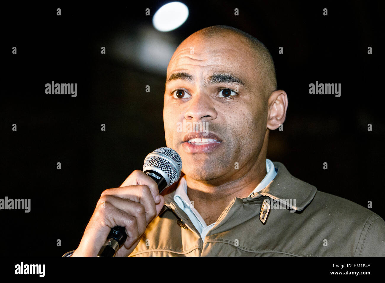 Bristol, Regno Unito. Il 30 gennaio, 2017. Il sindaco di Bristol Marvin Rees è raffigurato a parlare con i manifestanti in College Green durante una manifestazione di protesta contro il Presidente Trump's divieto musulmano. Gruppi provenienti da tutto il Regno Unito sono oggi di prendere parte a proteste pacifiche contro Donald Trump's ordine esecutivo presidenziale che ha imposto un divieto di persone provenienti da sette paesi a maggioranza islamica di entrare negli Stati Uniti. Credito: lynchpics/Alamy Live News Foto Stock