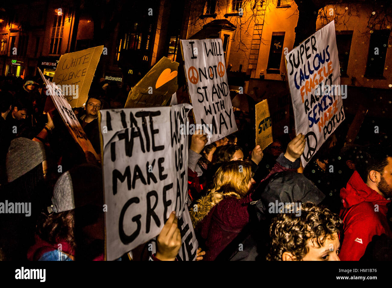 Cardiff, Regno Unito. Il 30 gennaio, 2017. I manifestanti per le strade di Cardiff, Galles per manifestare la propria opposizione al Presidente americano Donald Trump dopo la sua controversa divieto musulmano. Lo stesso giorno, il Primo Ministro Theresa Maggio si è incontrato con il Primo Ministro del Galles Carwyn Jones e Nicola Storione sul tema della Brexit. Credito: Jim legno/Alamy Live News Foto Stock