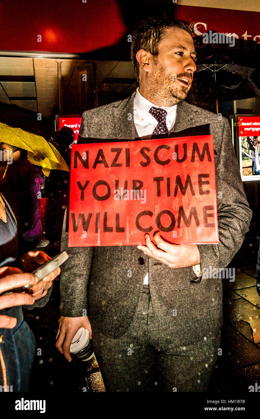 Cardiff, Regno Unito. Il 30 gennaio, 2017. I manifestanti per le strade di Cardiff, Galles per manifestare la propria opposizione al Presidente americano Donald Trump dopo la sua controversa divieto musulmano. Lo stesso giorno, il Primo Ministro Theresa Maggio si è incontrato con il Primo Ministro del Galles Carwyn Jones e Nicola Storione sul tema della Brexit. Credito: Jim legno/Alamy Live News Foto Stock