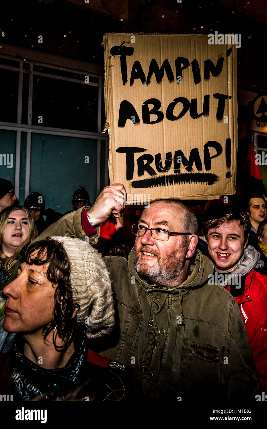 Cardiff, Regno Unito. Il 30 gennaio, 2017. I manifestanti per le strade di Cardiff, Galles per manifestare la propria opposizione al Presidente americano Donald Trump dopo la sua controversa divieto musulmano. Lo stesso giorno, il Primo Ministro Theresa Maggio si è incontrato con il Primo Ministro del Galles Carwyn Jones e Nicola Storione sul tema della Brexit. Credito: Jim legno/Alamy Live News Foto Stock