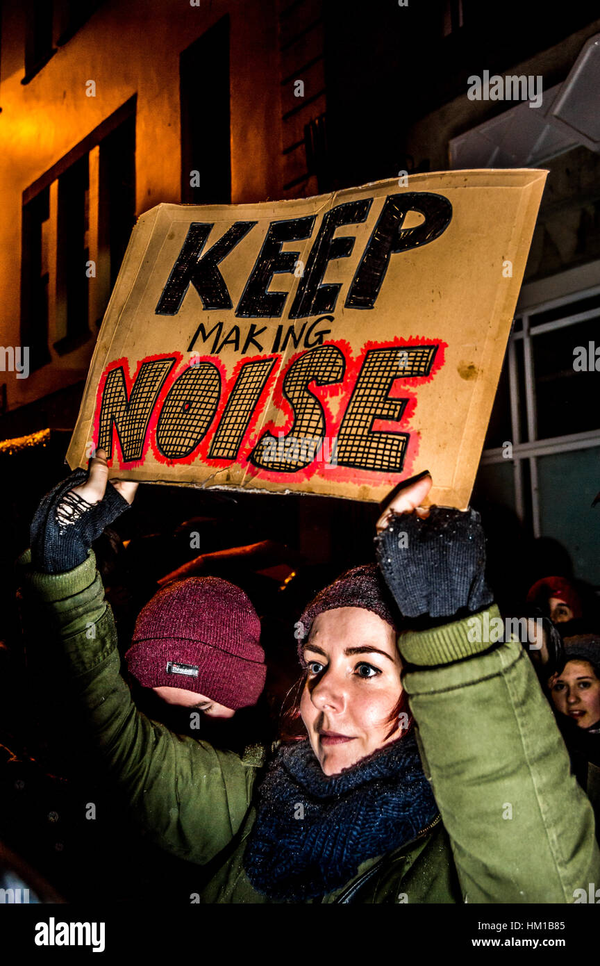 Cardiff, Regno Unito. Il 30 gennaio, 2017. I manifestanti per le strade di Cardiff, Galles per manifestare la propria opposizione al Presidente americano Donald Trump dopo la sua controversa divieto musulmano. Lo stesso giorno, il Primo Ministro Theresa Maggio si è incontrato con il Primo Ministro del Galles Carwyn Jones e Nicola Storione sul tema della Brexit. Credito: Jim legno/Alamy Live News Foto Stock
