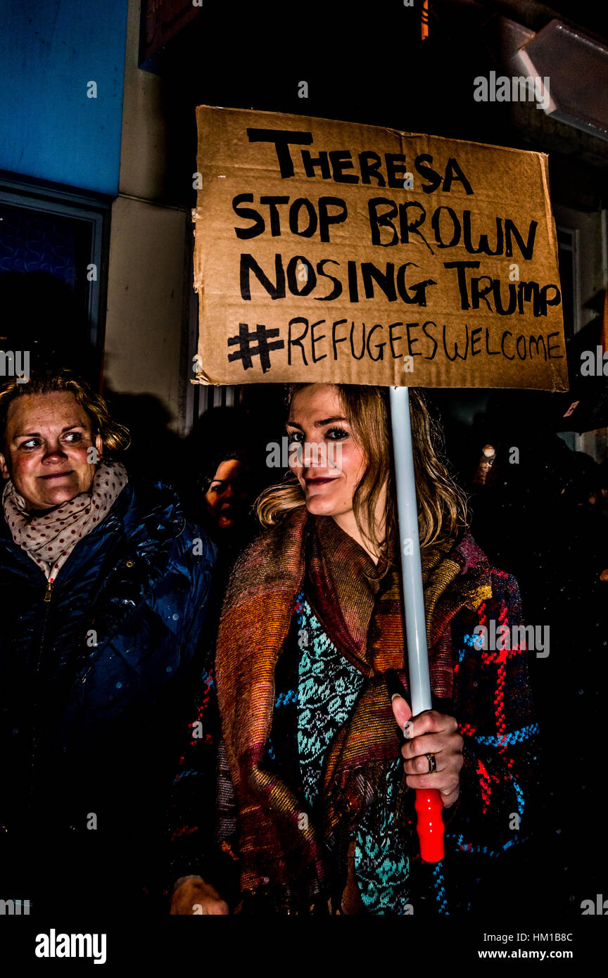 Cardiff, Regno Unito. Il 30 gennaio, 2017. I manifestanti per le strade di Cardiff, Galles per manifestare la propria opposizione al Presidente americano Donald Trump dopo la sua controversa divieto musulmano. Lo stesso giorno, il Primo Ministro Theresa Maggio si è incontrato con il Primo Ministro del Galles Carwyn Jones e Nicola Storione sul tema della Brexit. Credito: Jim legno/Alamy Live News Foto Stock