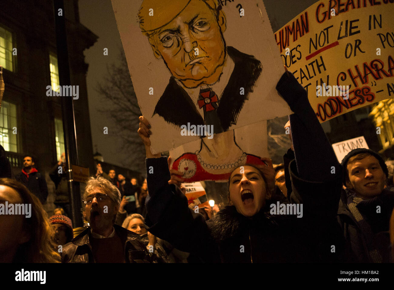 Londra, Regno Unito. Il 30 gennaio, 2017. I dimostranti protestano al di fuori di Downing Street contro il presidente statunitense Donald Trump il divieto per i musulmani di entrare negli Stati Uniti. I manifestanti si oppongono anche British PM Theresa Maggio del bando di Trump per una visita di Stato nel Regno Unito. Credito: Mike Abrahams/Alamy Live News Foto Stock
