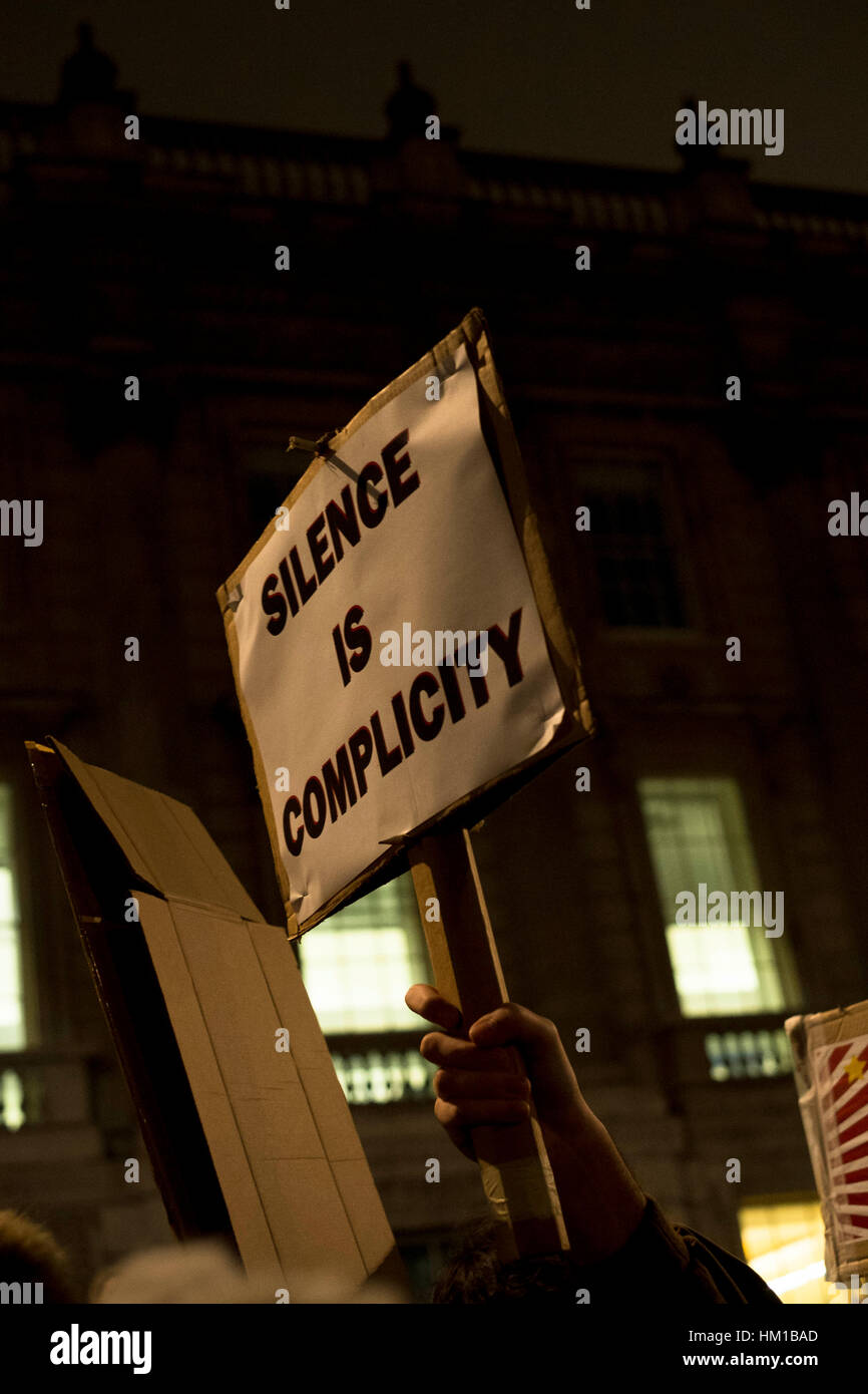 Londra, Regno Unito. Il 30 gennaio, 2017. I dimostranti protestano al di fuori di Downing Street contro il presidente statunitense Donald Trump il divieto per i musulmani di entrare negli Stati Uniti. I manifestanti si oppongono anche British PM Theresa Maggio del bando di Trump per una visita di Stato nel Regno Unito. Credito: Mike Abrahams/Alamy Live News Foto Stock