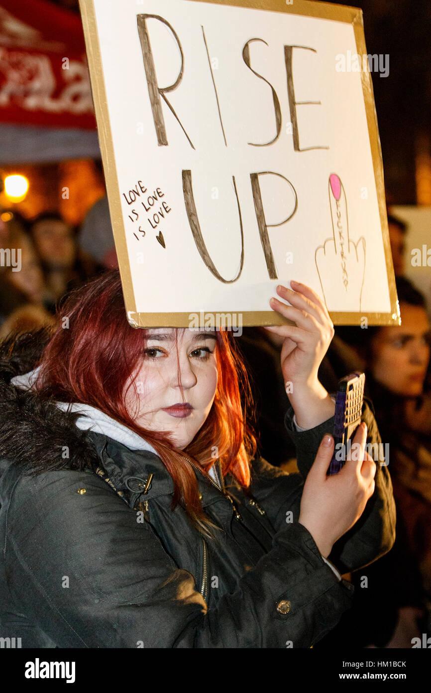 Bristol, Regno Unito. Il 30 gennaio, 2017. I manifestanti che trasportano Anti Trump cartelli e segni in College Green sono illustrati prendendo parte a una manifestazione di protesta contro il Presidente Trump's divieto musulmano. Gruppi provenienti da tutto il Regno Unito sono oggi di prendere parte a proteste pacifiche contro Donald Trump's ordine esecutivo presidenziale che ha imposto un divieto di persone provenienti da sette paesi a maggioranza islamica di entrare negli Stati Uniti. Credito: lynchpics/Alamy Live News Foto Stock