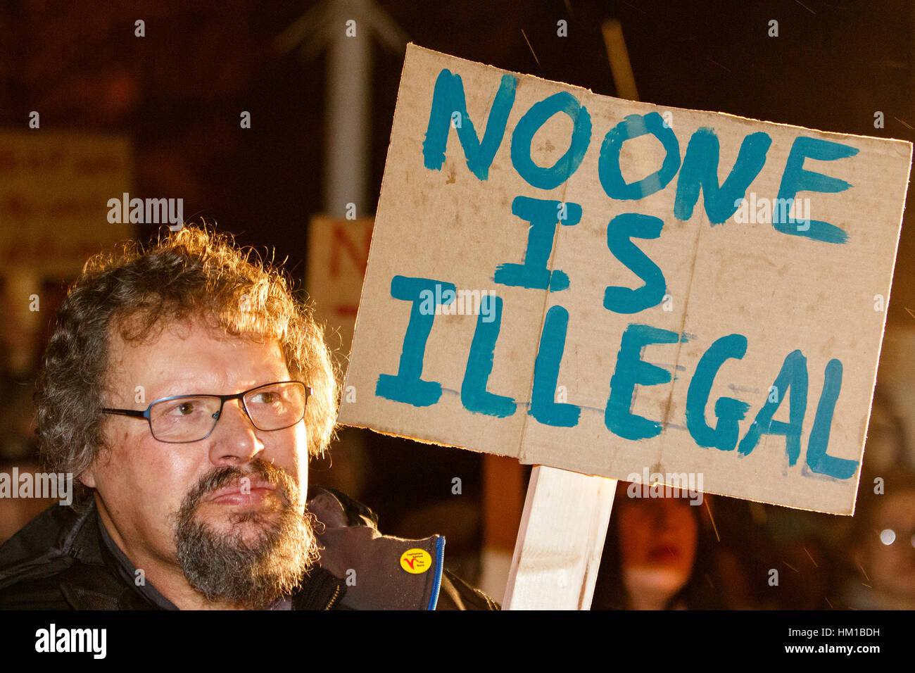 Bristol, Regno Unito. Il 30 gennaio, 2017. I manifestanti in College Green sono illustrati prendendo parte a una manifestazione di protesta contro il Presidente Trump's divieto musulmano. Gruppi provenienti da tutto il Regno Unito sono oggi di prendere parte a proteste pacifiche contro Donald Trump's ordine esecutivo presidenziale che ha imposto un divieto di persone provenienti da sette paesi a maggioranza islamica di entrare negli Stati Uniti. Credito: lynchpics/Alamy Live News Foto Stock