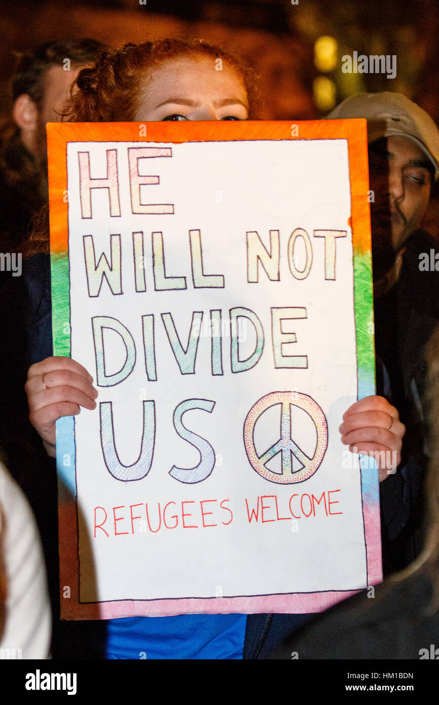 Bristol, Regno Unito. Il 30 gennaio, 2017. I manifestanti in College Green sono illustrati prendendo parte a una manifestazione di protesta contro il Presidente Trump's divieto musulmano. Gruppi provenienti da tutto il Regno Unito sono oggi di prendere parte a proteste pacifiche contro Donald Trump's ordine esecutivo presidenziale che ha imposto un divieto di persone provenienti da sette paesi a maggioranza islamica di entrare negli Stati Uniti. Credito: lynchpics/Alamy Live News Foto Stock