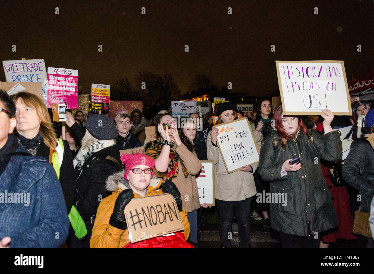 Altoparlanti e dimostranti presso il 'dimostrazione contro Trump's divieto musulmano' Foto Stock