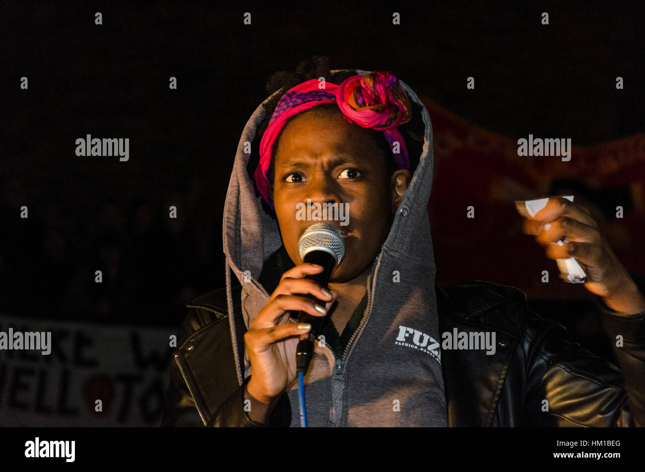 Altoparlanti e dimostranti presso il 'dimostrazione contro Trump's divieto musulmano' Foto Stock