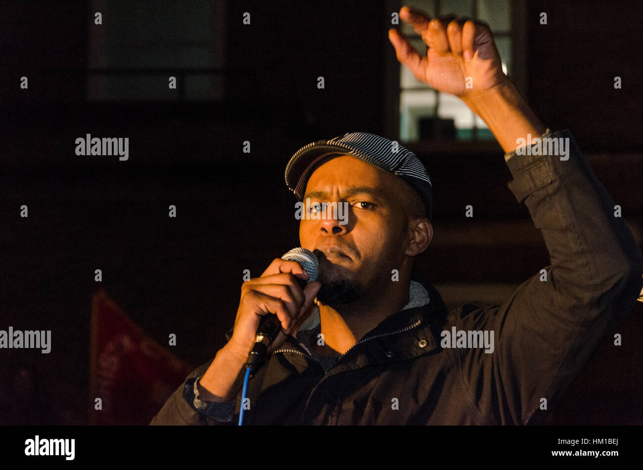 Altoparlanti e dimostranti presso il 'dimostrazione contro Trump's divieto musulmano' Foto Stock