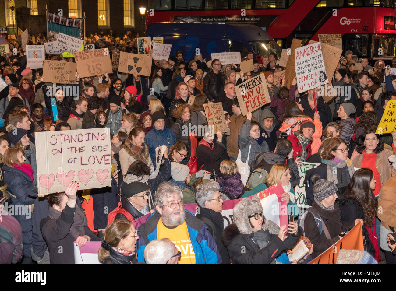 Londra, Regno Unito. 30 gen, 2017. Migliaia di manifestanti convergono su Downing Street, per protestare contro la Donald Trump's controverso divieto di viaggio. Credito: Adrian lobby/Alamy Live News Foto Stock