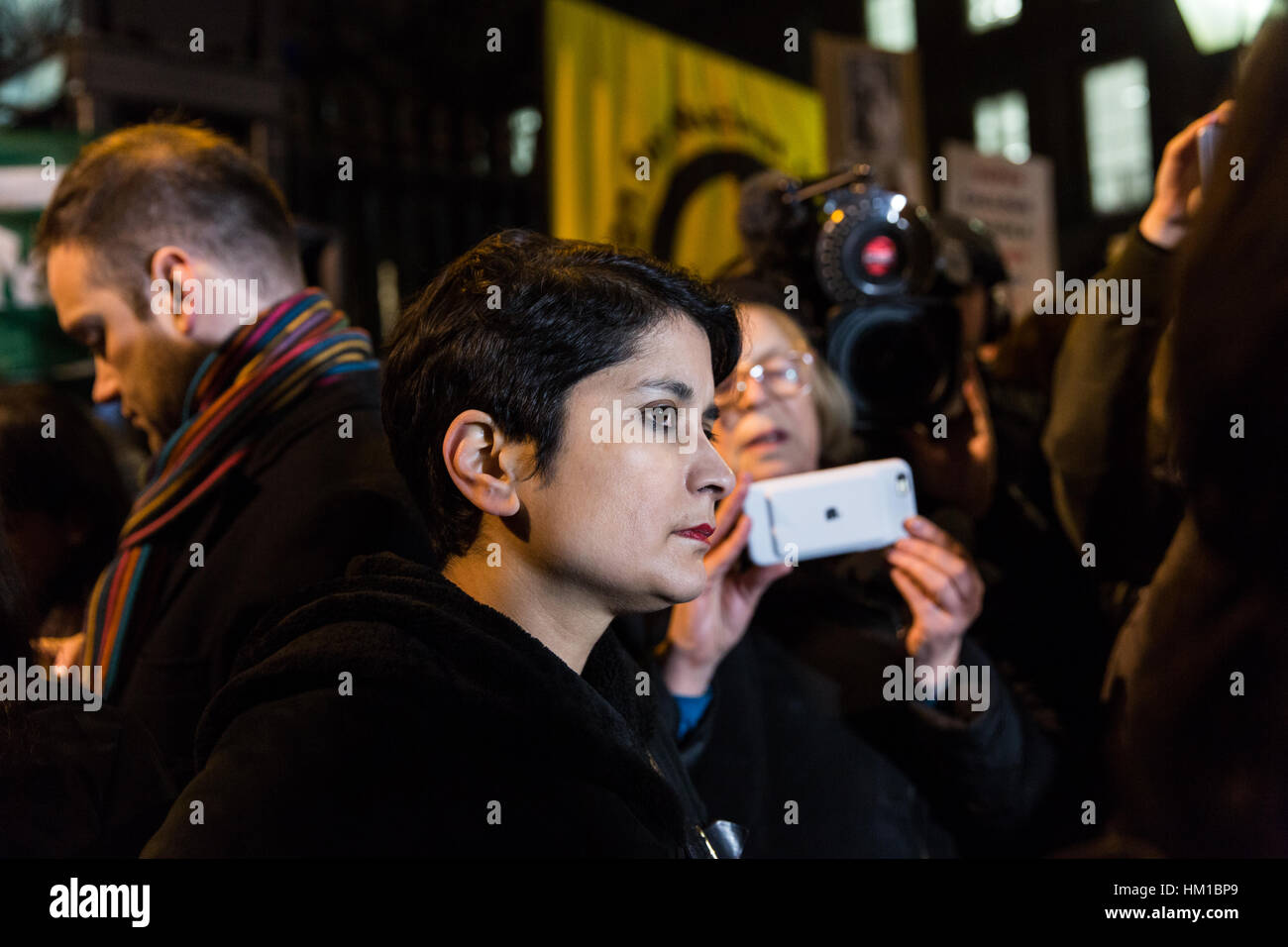 Londra, Regno Unito. Il 30 gennaio, 2017. Migliaia di persone si riuniscono al di fuori di Downing Street per protestare contro il musulmano divieto di viaggio imposto da Donald Trump, Presidente degli Stati Uniti e la mancanza di risposta da parte di Theresa Maggio, Primo Ministro del Regno Unito. La baronessa Shami Chakrabarti. Carol credito moiré/AlamyLiveNews Foto Stock