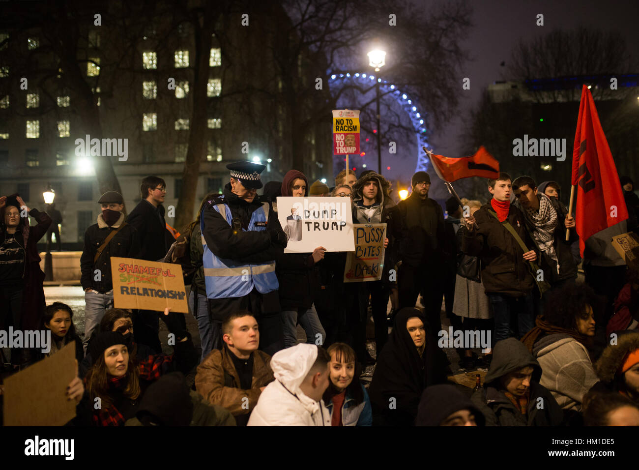 Londra, Regno Unito. 30 gen, 2017. Dimostranti presso la demo di emergenza contro Trump's divieto musulmano. Credito: Aimvphotography/Alamy Live News Foto Stock