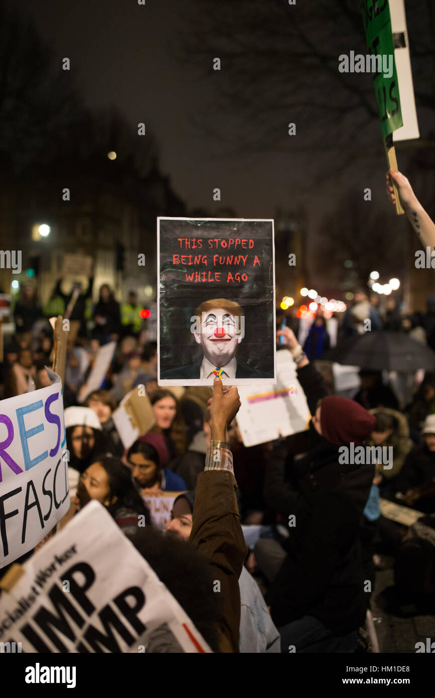 Londra, Regno Unito. 30 gen, 2017. Dimostranti presso la demo di emergenza contro Trump's divieto musulmano. Credito: Aimvphotography/Alamy Live News Foto Stock