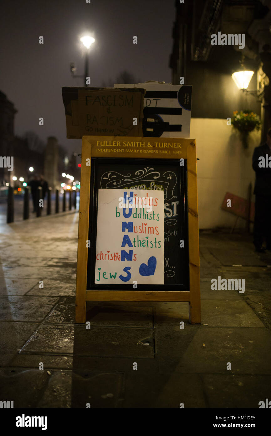 Londra, Regno Unito. 30 gen, 2017. Striscione alla la demo di emergenza contro Trump's divieto musulmano. Credito: Aimvphotography/Alamy Live News Foto Stock
