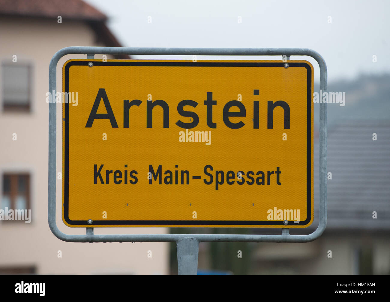 Arnstein, Germania. 31 gennaio, 2017. Il comune segno di Arnstein in Arnstein, Germania, 31 gennaio 2017. Lutto in città sono in attesa per i risultati dell'autopsia dopo la morte di sei adolescenti in una Tettoia da giardino. La causa della morte di 18 e 19 anni rimane poco chiaro. Foto: Timm Schamberger/dpa/Alamy Live News Foto Stock