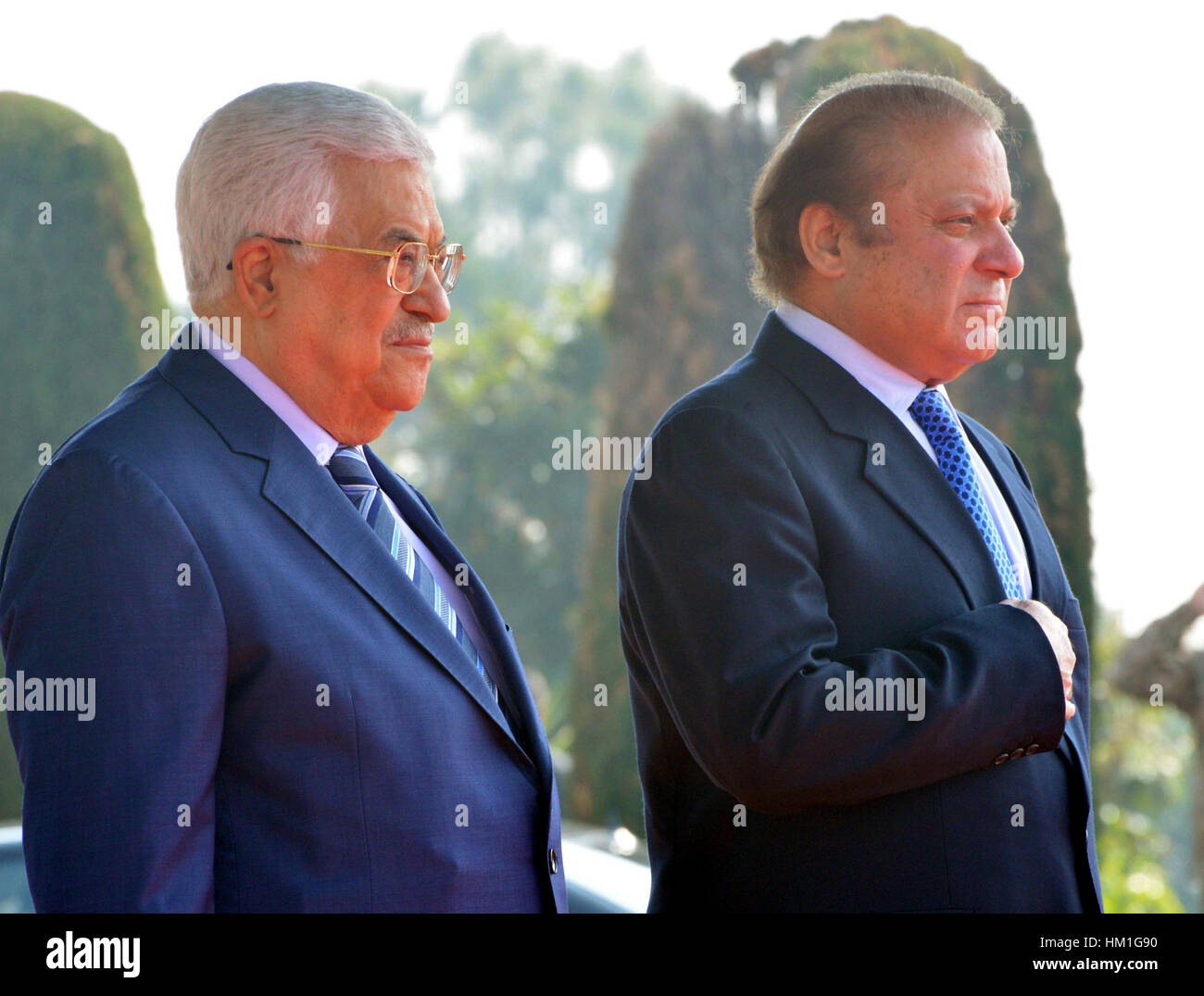 Islamabad. 31 gennaio, 2017. Foto rilasciata dal Pakistan Stampa del Dipartimento di Informazione (PID) a Gennaio 31, 2017 mostra Primo Ministro pakistano Sharif (R) e la visita del presidente palestinese Mahmoud Abbas ispezione guardia d'onore al Primo Ministro House di Islamabad, Pakistan. Credito: PID/Xinhua/Alamy Live News Foto Stock