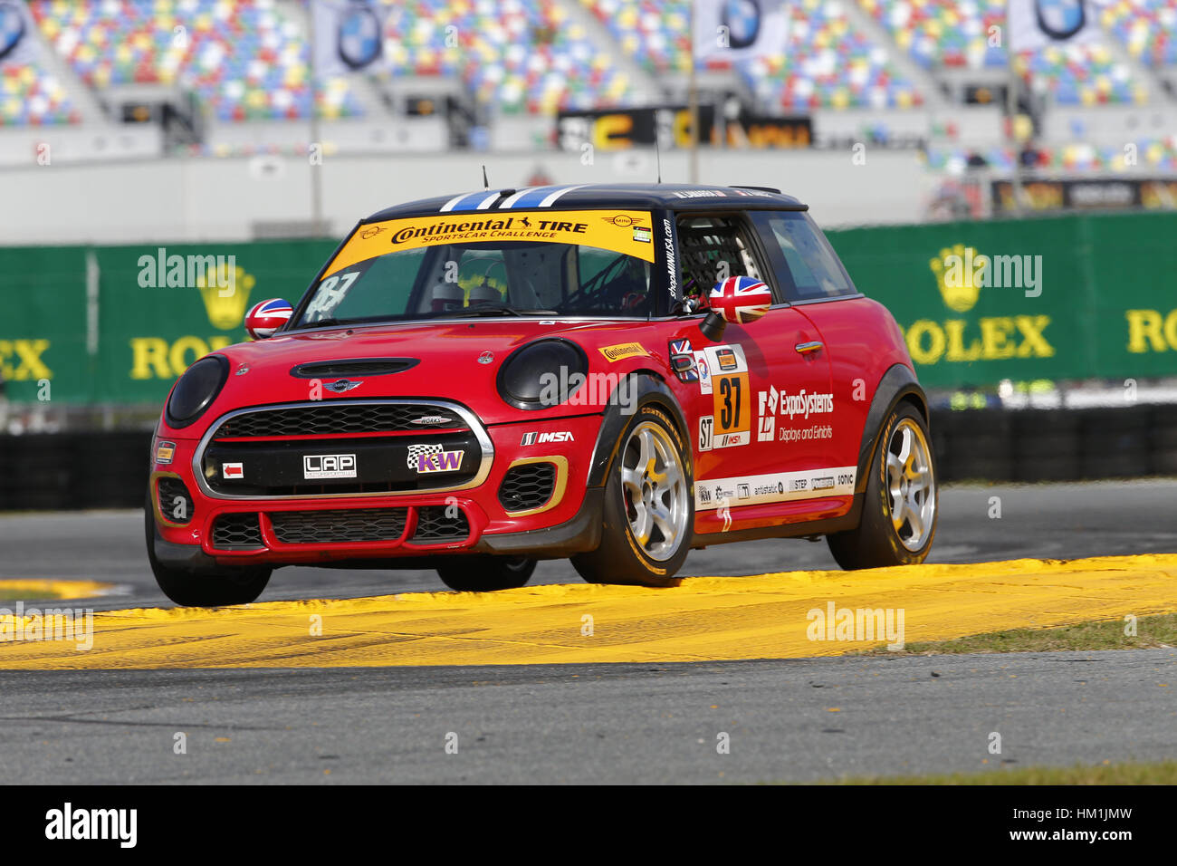 Daytona Beach, Florida, Stati Uniti d'America. 26 gen, 2017. 26 gennaio 2017 - Daytona Beach, Florida, Stati Uniti d'America: il MINI Team JCW passa attraverso le spire durante la pratica per la BMW Endurance Challenge a Daytona al Daytona International Speedway di Daytona Beach, Florida. Credito: Justin R. Noe Asp Inc/ASP/ZUMA filo/Alamy Live News Foto Stock