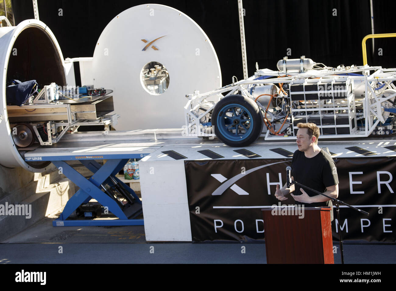 Hawthorne, CA, Stati Uniti d'America. 29 gen, 2017. Elon Musk, CEO di Space Exploration Technologies Corp. (SpaceX), parla durante la Hyperloop Pod concorrenza da SpaceX su Domenica, 29 gennaio 2017 in Hawthorne, California Gli studenti di college e università di tutto il mondo hanno gareggiato per testare la loro baccelli su un Hyperloop via che corre 1,25 chilometri verso il basso Jack Northrop Ave. tra Crenshaw Blvd. e Prairie Ave. © 2017 Patrick T. Fallon Credito: Patrick Fallon/ZUMA filo/Alamy Live News Foto Stock