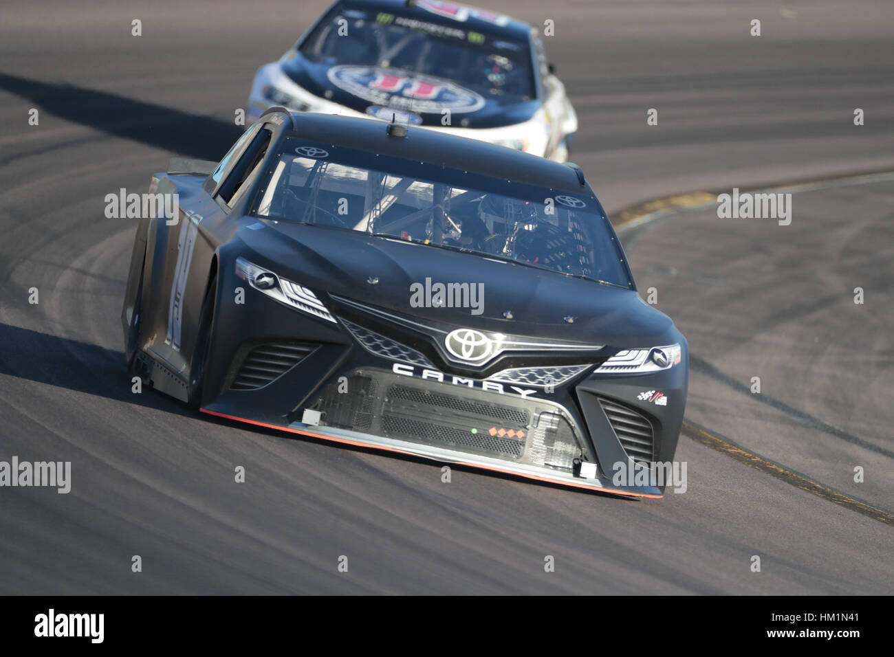 Avondale, STATI UNITI D'AMERICA. 31 gennaio, 2017. Daniel Suarez prende il suo Joe Gibbs Racing Toyota attraverso le spire durante una pratica presso il Phoenix prova aperta al Phoenix International Raceway in Avondale, Arizona. Credito: Walter G Arce Sr Asp Inc/ASP/ZUMA filo/Alamy Live News Foto Stock