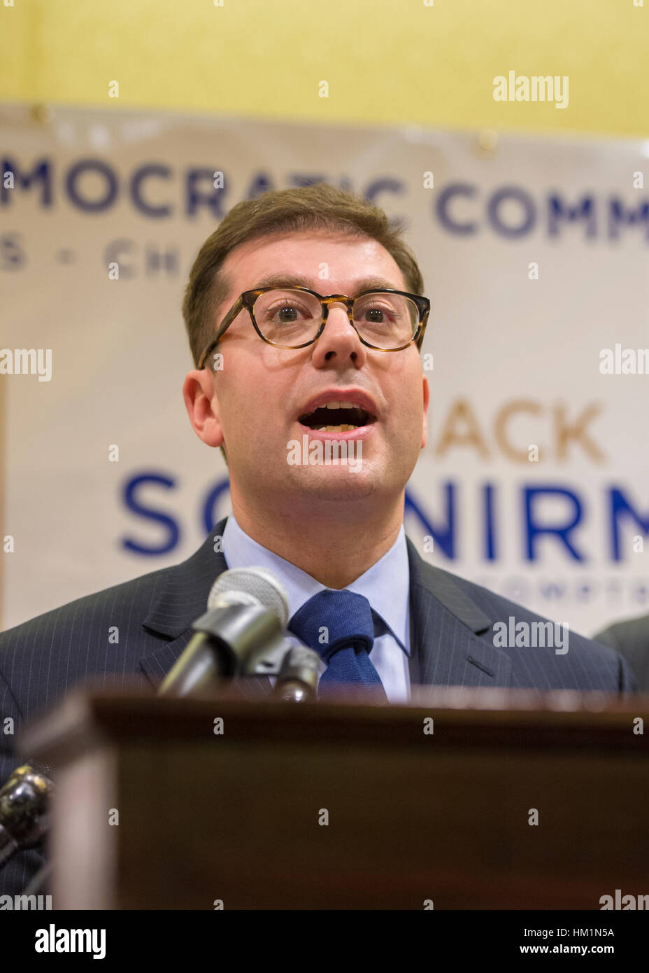 New York, Stati Uniti d'America. 30 gen, 2017. Candidato democratico JACK SCHNIRMAN, 38, riceve una menzione per Nassau County Comptroller dal Partito Democratico leader. Schnirman è Long Beach City Manager, una posizione designata e che non ha mai avuto una carica elettiva. Credito: Ann e Parry/Alamy Live News Foto Stock