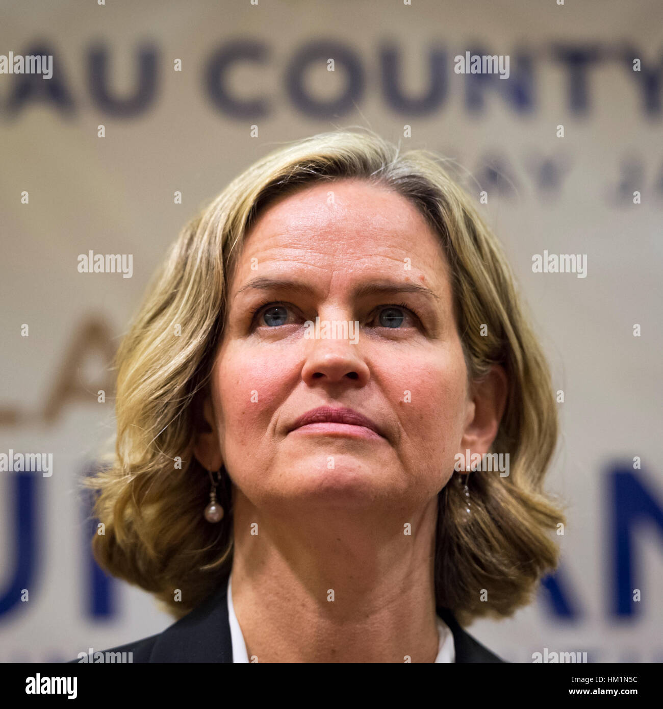 New York, Stati Uniti d'America. 30 gen, 2017. La contea di Nassau legislatore Laura Curran (D-Baldwin), 48, candidato per Nassau County Executive, riceve approvazione dal Partito Democratico leader. Un primario è previsto. Jay S. Jacobs, N. C. democratico Presidente del Comitato, ha dato l'annuncio corrente di supporto per County Exec e Jack Schnirman per County Comptroller. Curran è nel suo secondo mandato come Nassau County legislatore per quinto distretto legislativo. Credito: Ann e Parry/Alamy Live News Foto Stock