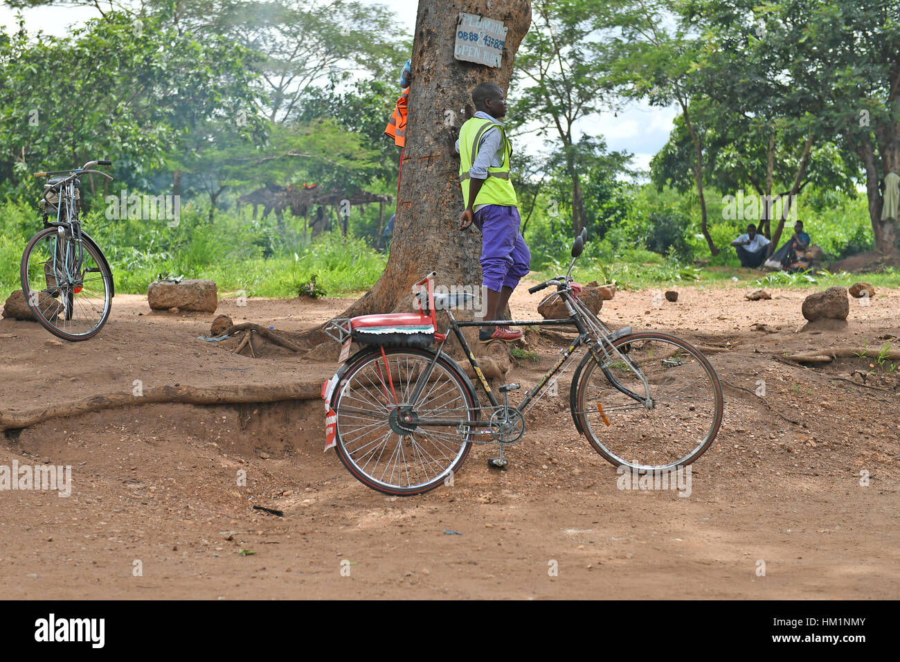 Lilongwe, Malawi. 30 gen, 2017. Una bicicletta taxi driver attende i clienti a Lilongwe, Malawi, Gennaio 30, 2017. Noleggio Taxi offrire alle persone che non possono permettersi un taxi o minibus un più economico mezzo di trasporto in Malawi. Si possono percorrere molti chilometri su vi ammortizzate biciclette per solo 150 Malawi kwacha (Circa 0,2 dollari US). Credito: Sun Ruibo/Xinhua/Alamy Live News Foto Stock